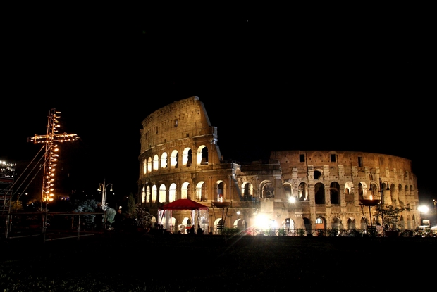 La Via Crucis al Colosseo