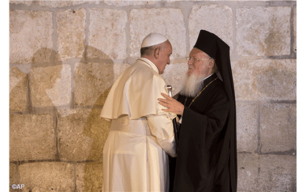 0 Papa Francesco - Abbraccio di Francesco e Bartolomeo al Santo Sepolcro