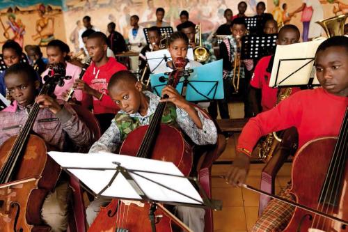 ​Lezione di musica a Korogocho (Sergio Ramazzotti - Parallelozero)