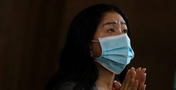 Una mujer reza en una iglesia de Manila (Filipinas)