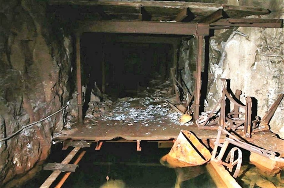 Una delle gallerie scavate con i picconi dove gli schiavi lavoravano e vivevano.jpg