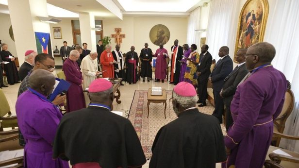Il Papa bacia i piedi per la pace in Sud Sudan