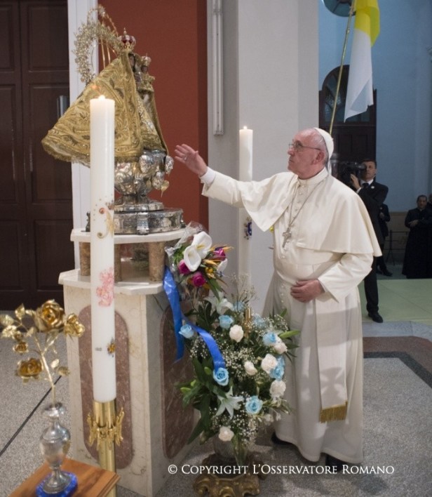 19.45 Oración a la Virgen de la Caridad, con los obispos y el séquito papal1