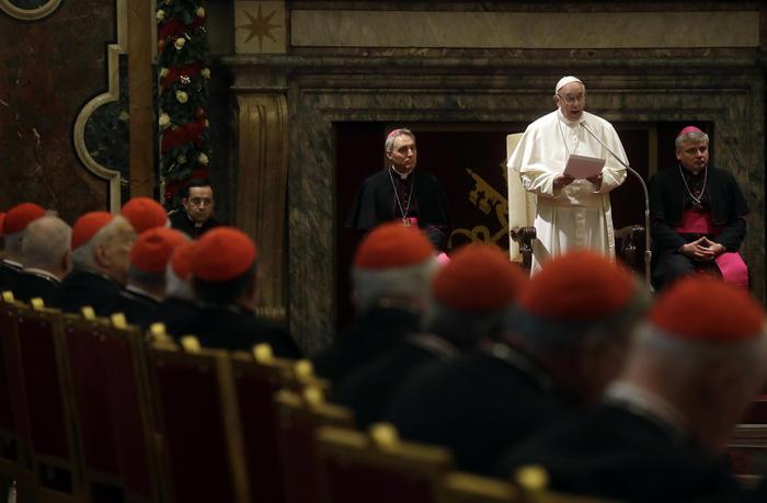 papa-francisco-con-sus-colaboradores-de-la-curia