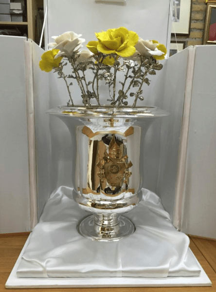 Bello florero de plata con flores