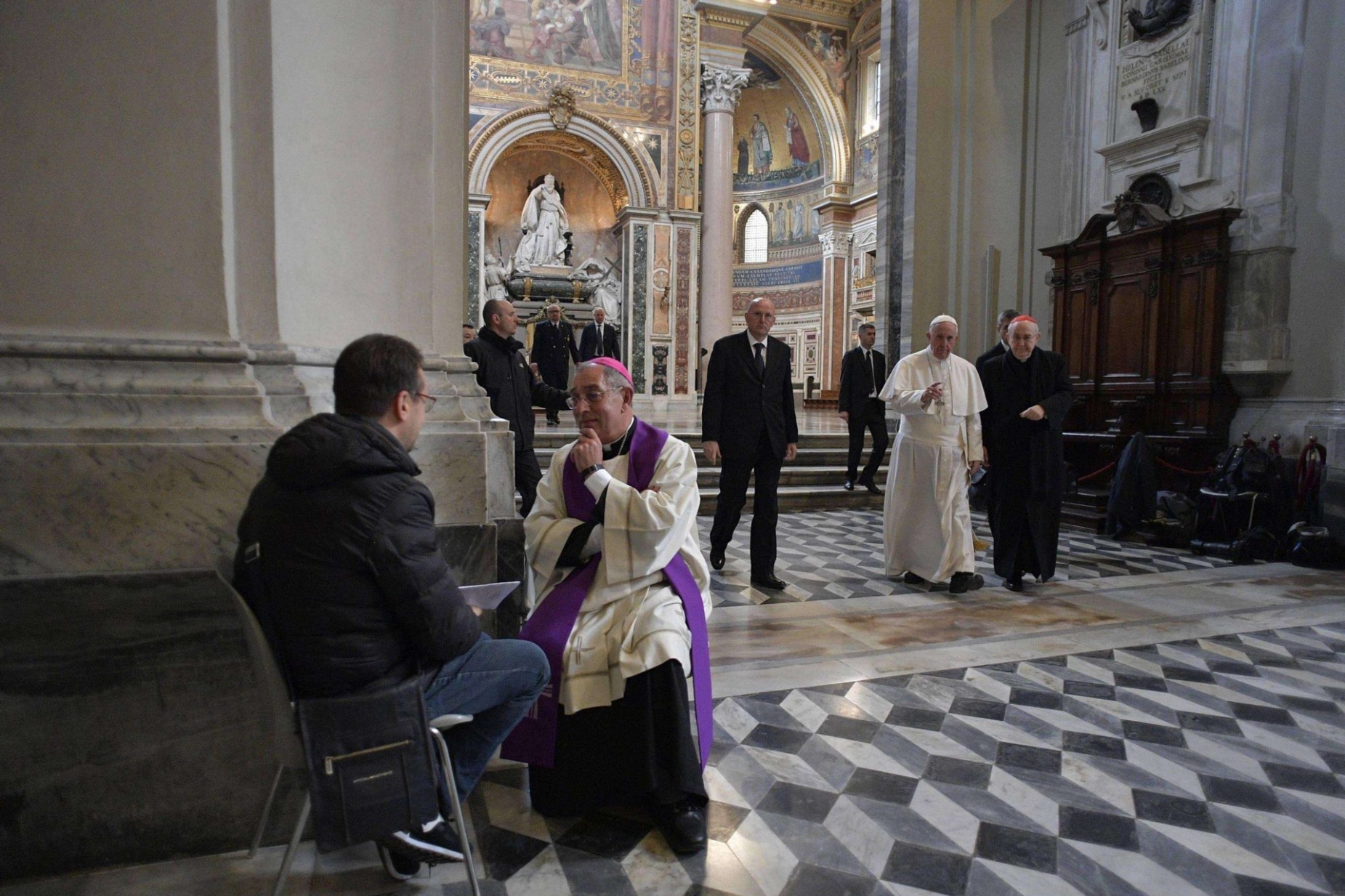 PAPA AI SACERDOTI.jpg