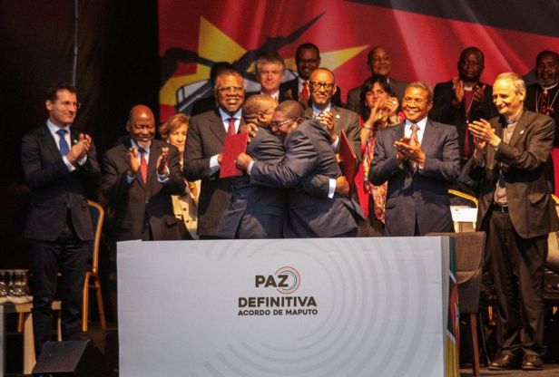 Firmato uno storico accordo di pace in vista della visita di Papa Francesco