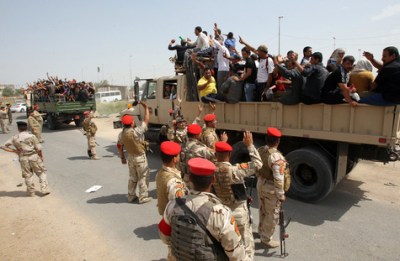 Iraq - Des volontaires irakiens rejoignent l’armée dans un centre de recrutement de Bagdad, le 13 juin 2014.