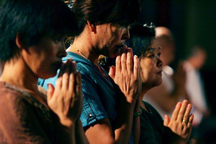 Cristiani cinesi in preghiera.