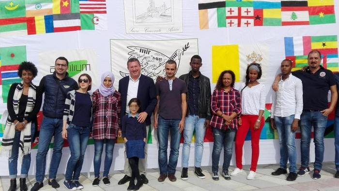 El grupo de refugiados que almorzará con Papa Francisco e Asís.jpg