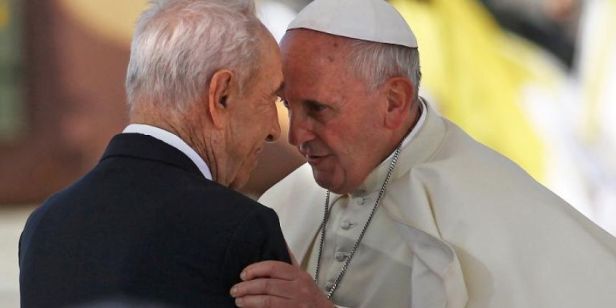El abrazo del Papa, y Peres