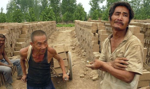 disabili schiavi scoperti in una fabbrica cinese