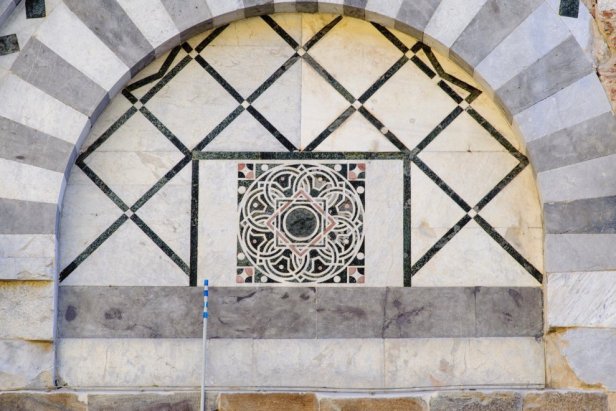 Un particolare della facciata della chiesadi San Nicola0